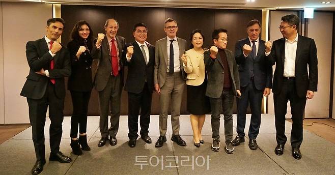 스페인관광청, 세계유산도시연합, 파라도르호텔 관계자들이 기념촬영을 하고 있는 모습.