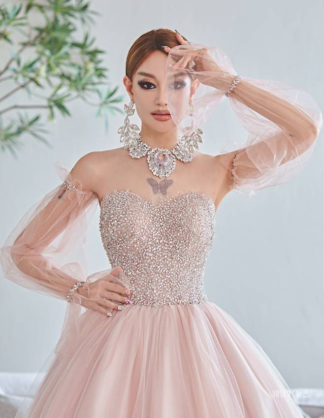 사진 : 웨딩드레스 디자이너 김미숙, 슈트 해리슨테일러, 아동복 디자이너 김미숙, 마크앤올리비에, 인터뷰어 조윤예, 포토그래퍼 쇼스튜디오, 리터처 문정선, 헤어 하경혜 메이크업 김서영(화장공간)