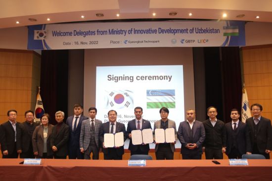 경북테크노파크는 지난 16일 우즈베키스탄 대표단, 대구·경북 LINC3.0 사업협의회와 함께 산학협력 공동기술개발, 상호 인력교류를 위한 업무협약을 체결했다.