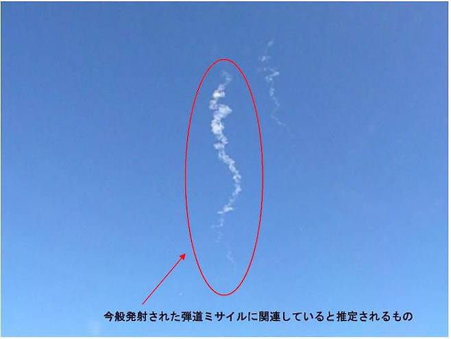 일본 방위성은 북한이 18일 발사한 대륙간탄도미사일(ICBM)의 낙하지점 인근에서 정보를 수집하고 있던 항공자위대 F-15 전투기가 상공에서 촬영한 사진과 동영상을 공개했다.     사진을 보면 푸른 하늘에 연기 혹은 비행운으로 보이는 하얀 물질이 길게 궤적을 남겼다. 2022.11.18 /일본 방위성