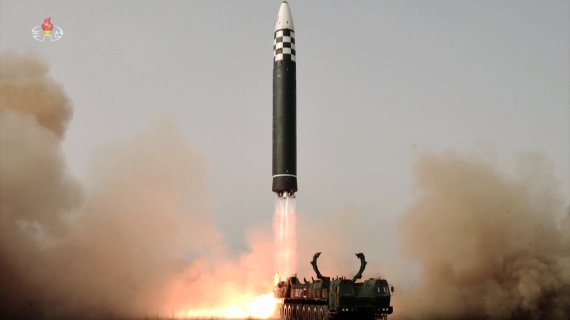 북한 조선중앙TV가 북한이 지난 24일 김정은 북한 조선노동당 총비서 겸 국무위원장의 명령, 지도 아래 신형 대륙간탄도미사일(ICBM) 화성 17형을 시험 발사했다고 25일 보도했다. 사진=조선중앙TV 캡쳐