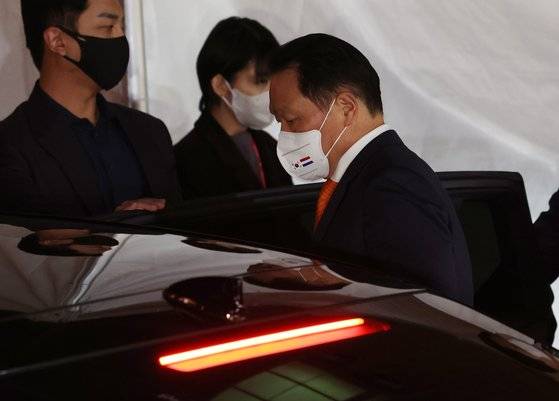 최태원 SK그룹 회장이 17일 오후 소공동 롯데호텔에서 무함마드 빈 살만 사우디아라비아 왕세자와의 티타임을 마치고 나서고 있다. 연합뉴스