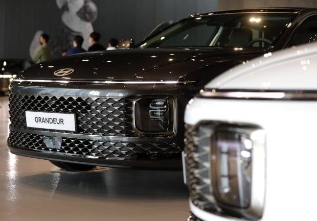 지난 14일 현대모터스튜디오 고양에 전시된 '디 올 뉴 그랜저'의 전면부 모습. / 사진=뉴스1
