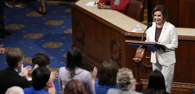 기립박수 받는 펠로시 낸시 펠로시 미국 하원의장이 17일(현지시간) 워싱턴 연방의사당에서 ‘민주당 지도부 선거 불출마’ 연설을 하고 있다. 워싱턴 | AP연합뉴스