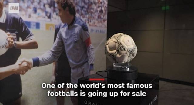 1986년 멕시코 월드컵 축구대회에서 디에고 마라도나(아르헨티나)가 '신의 손'이 함께 해 골을 넣었다고 언급했던 경기에 사용됐던 축구공. 16일(현지시간) AP통신, CNN 등의 보도에 따르면 이날 영국 런던 그레이엄 버드 옥션 하우스에서 진행된 경매에서 ‘신의손’ 축구공이 200만 파운드(약 31억 9200만원)에 낙찰됐다. CNN 캡처
