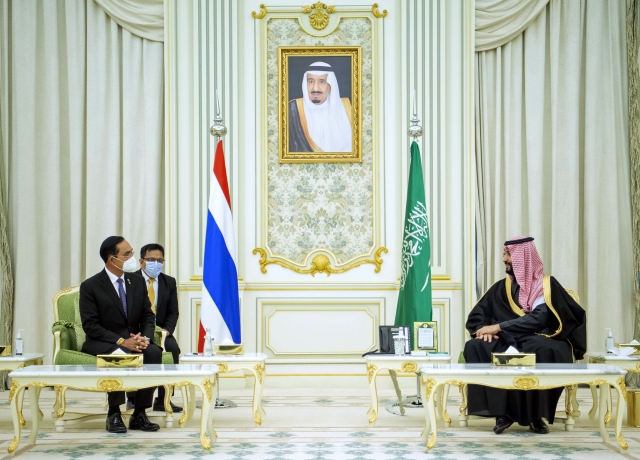 지난 1월 25일(현지시간) 사우디아라비아 리야드 야마마궁에서 모하메드 빈 살만 사우디 왕세자(오른쪽)와 쁘라윳 짠오차 태국 총리와 회담을 갖고 있다.
