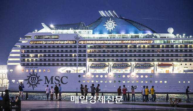 2022 카타르 월드컵 개막을 앞둔 17일(현지시간) 오후 카타르 도하 도우 하버(Dhou Harbour)에 크루즈선 숙소 MSC 월드 유로파 호가 정박해 있다. 2022.11.17 [도하=박형기기자]