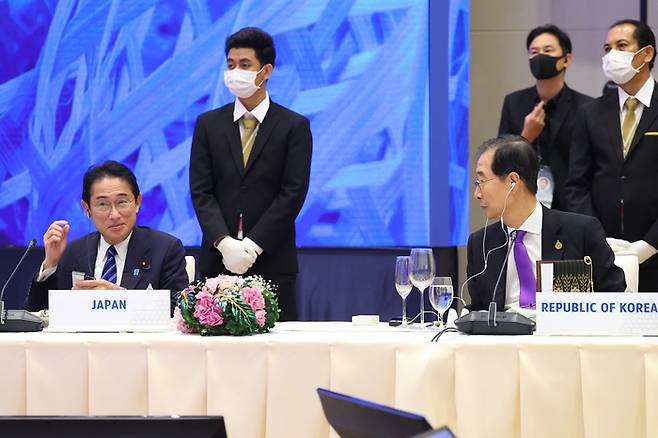 한덕수 총리가 18일 태쿡 방콕  QSNCC에서 열린 APEC정상-초청국 오찬 행사에서 기시다 후미오 총리와 대화를 나누고 있다. [사진제공=국무총리실]