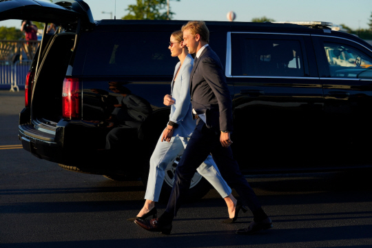 나오미 : 지난 9월 조 바이든 미국 대통령의 맏손녀 나오미 바이든과 약혼자 피터 닐이 함께 걸어가는 모습. AP