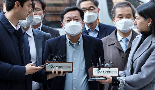 鄭, 혐의 전면 부인 이재명 더불어민주당 대표의 최측근인 정진상 당대표 정무조정실장이 18일 서울 서초구 서울지방법원에서 구속 전 피의자 심문(영장실질심사)을 받기에 앞서 기자들의 질문에 답하고 있다. 특정범죄 가중처벌 등에 관한 법률 위반(뇌물), 부정처사 후 수뢰, 부패방지법 위반, 증거인멸교사 혐의를 전면 부인해 온 정 실장은 이날 “군사정권보다 더한 검찰정권의 수사”라고 주장했다.&nbsp; 허정호 선임기자