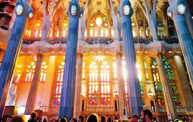 스테인드글라스를 투과하는 빛이 아름다운 사그라다 파밀리아 성당 내부. [구희언 기자]