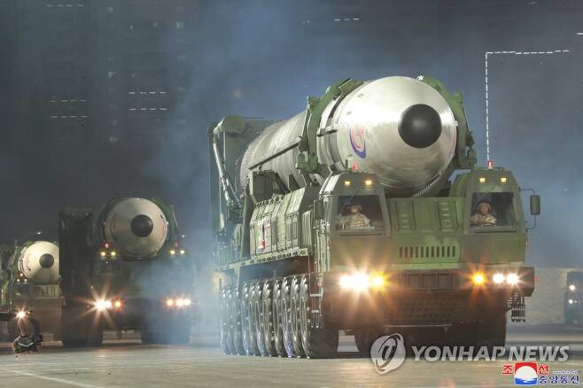 올해 4월 열병식에 등장한 '화성-17형' ICBM 
    [국내에서만 사용가능. 재배포 금지. For Use Only in the Republic of Korea. No Redistribution] nkphoto@yna.co.kr