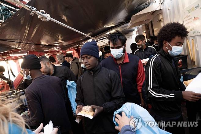 난민 구조선 '오션 바이킹'에서 하선을 준비하는 이주민들 [AFP=연합뉴스 자료사진. 재판매 및 DB 금지]