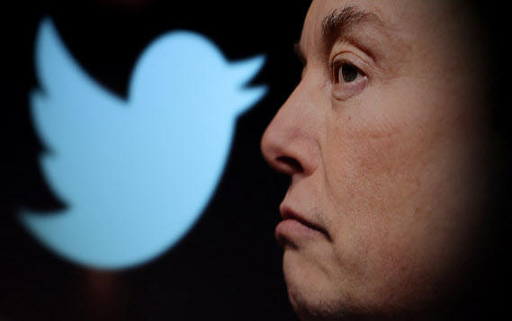 일론 머스크 테슬라 최고경영자(CEO)가 트위터 인수를 마친 28일(현지시간) 기존 트위터 임원이었던 파라그 아그라왈 CEO 등 3명에게 해고를 통보했다. (사진=로이터)
