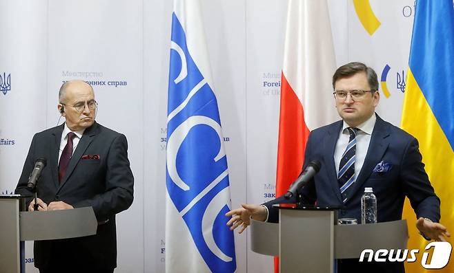 유럽안보협력기구(OSCE) 의장인 즈비그니에프 라우(좌측) 폴란드 외무장관과 드미트로 쿨레바 우크라이나 외무장관이 올해 2월 키이우에서 기자회견을 하던 모습. ⓒ AFP=뉴스1 ⓒ News1 우동명 기자