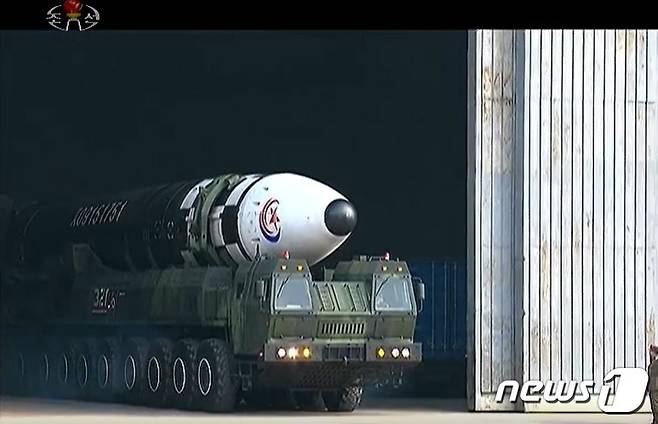 북한 조선중앙TV는 19일 전날인 18일 신형 대륙간탄도미사일(ICBM) '화성포-17형(화성-17형)'을 발사 과정을 기록한 영상을 보도했다. (조선중앙TV 갈무리)