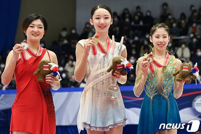 김예림(가운데)이 2022-23 ISU 시니어 그랑프리 5차 대회에서 우승했다. ⓒ AFP=뉴스1