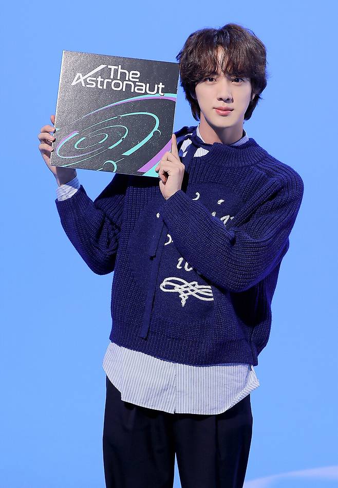 그룹 방탄소년단(BTS) 진이 28일 소속사 빅히트뮤직을 통해 첫 솔로 싱글 '디 애스트로넛'(The Astronaut) 소개 영상을 공개했다. 사진은 방탄소년단 진.&nbsp;&nbsp;[빅히트 뮤직 제공. 재판매 및 DB 금지]