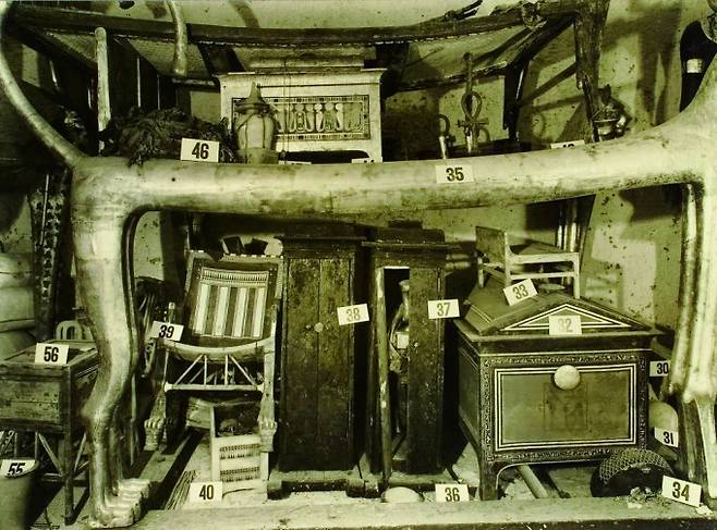무덤에서 발굴된 관과 의자, 그리고 보물 상자들. 어린이과학동아 DB