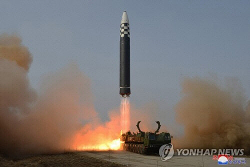 북한이 전날 김정은 국무위원장의 지도 아래 신형 대륙간탄도미사일(ICBM) '화성-17형' 시험발사를 단행했다고 조선중앙통신이 25일 보도했다. [평양 조선중앙통신=연합뉴스]