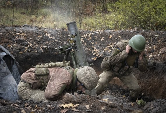 지난달 10월27일(현지시간) 우크라이나 도네츠크주 바흐무트 인근 최전선에서 우크라이나 군인들이 러시아군 진영을 향해 박격포를 쏘고 있다. AP뉴시스