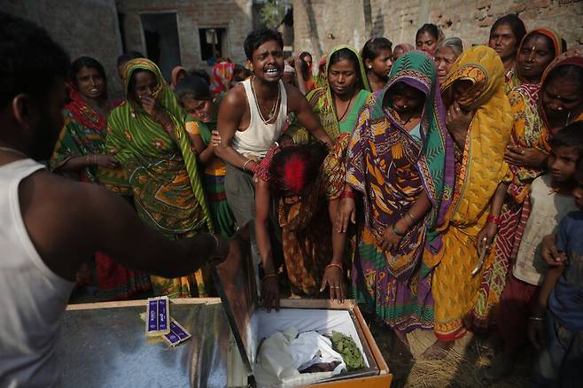 2016년 네팔의 한 마을에서 카타르에 일하러 갔다 숨진 채 돌아온 노동자의 장례를 치르고 있다. AP 연합뉴스