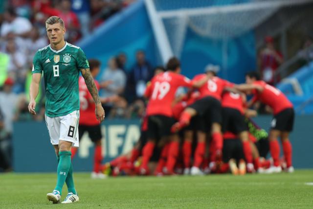 2018년 6월 27일 러시아 카잔 아레나에서 진행된 러시아 월드컵 F조 조별리그 한국과 독일 경기에서 한국이 독일에 2-0으로 승리하자, 독일의 미드필더 토니 크로스가 실망한 표정을 하며 그라운드를 걸어 나오고 있다. AFP 연합뉴스