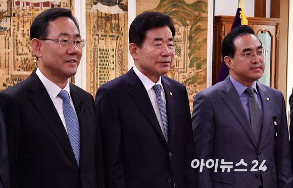 주호영 국민의힘 원내대표(왼쪽)와 박홍근 더불어민주당 원내대표(오른쪽)가 11월 7일 오전 서울 여의도 국회의장실에서 김진표 국회의장 주재로 열린 여야 원내대표 회동에서 기념촬영을 하고 있다. [사진=김성진 기자]