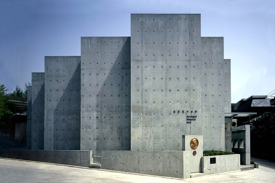 김옥길 기념관은 보는 위치와 각도에 따라 닫혀있기도, 열려있기도 하다.  ［사진 아르키움］