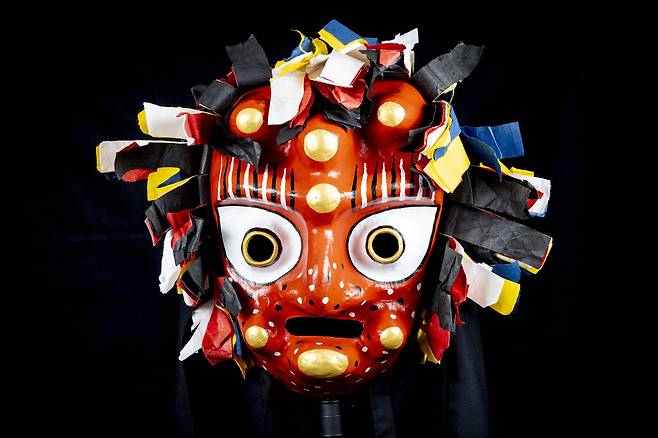 제2과장의 주인공 목중탈. 부리부리한 눈과 오방색 머리카락이 독특한 느낌을 준다.