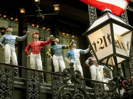 1930년 비밀 영업으로 시작해 90년간 자리를 지켜온 뉴욕 ‘21 클럽’ 외부의 경마 자키동상 모습으로, 유명한 엔트리 메시지다. [사진 박진배]