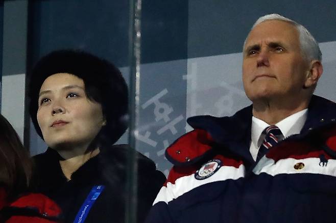 2018년 2월9일 평창동계올림픽 개막식에서 마이크 펜스 당시 미국 부통령과 김정은 북한 국무위원장의 여동생 김여정 노동당 부부장이 정면을 바라보고 있다. AFP연합뉴스