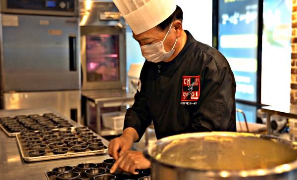 달을 형상화한 달맞이빵은 임 대표가 고안한 틀로 제작된다. 촬영 = 오찬영PD