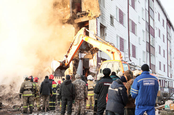 19일(현지시간) 러시아 사할린의 한 아파트에서 발생한 가스 폭발 사고 현장 모습. [TASS]