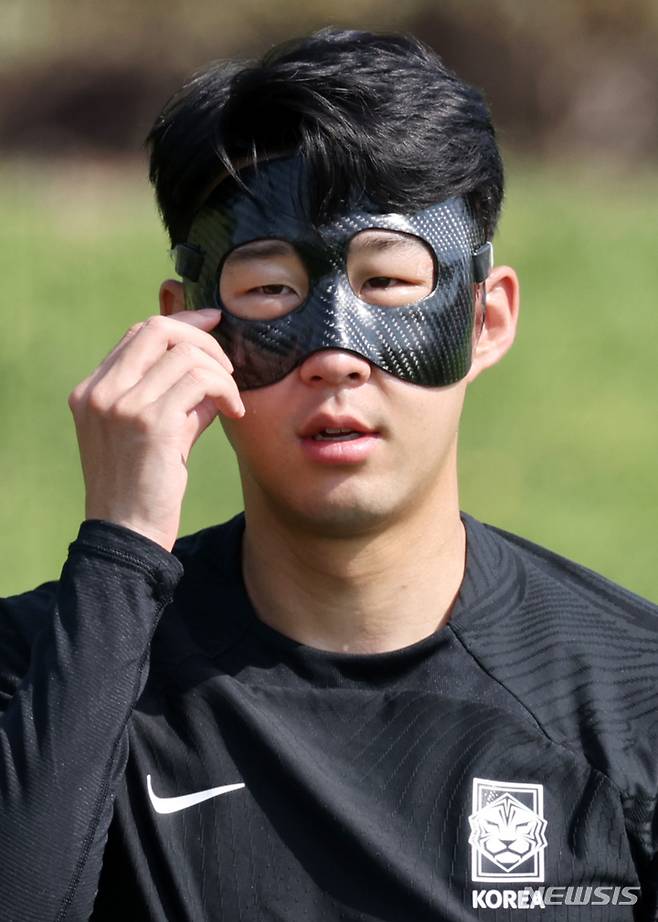 [도하(카타르)=뉴시스] 조성우 기자 = 대한민국 축구대표팀 손흥민이 19일(현지시간) 오후 카타르 도하 알 에글라 트레이닝센터에서 훈련을 하고 있다. 2022.11.19. xconfind@newsis.com