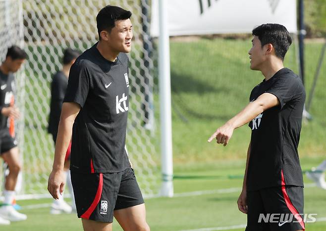 [도하(카타르)=뉴시스] 조성우 기자 = 대한민국 축구대표팀 김민재, 나상호가 19일(현지시간) 오후 카타르 도하 알 에글라 트레이닝센터에서 훈련을 하고 있다. 2022.11.19. xconfind@newsis.com