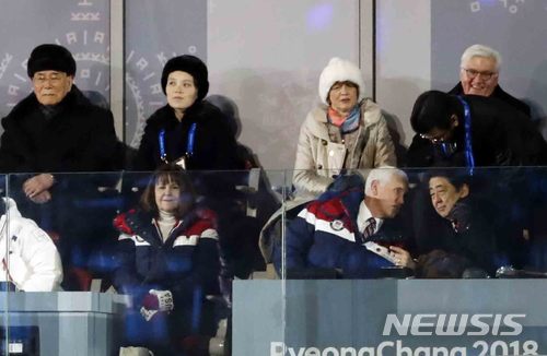 [평창=뉴시스]지난 2018년 2월9일 강원 평창올림픽플라자에서 열린 평창동계올림픽 개막식에서 마이크 펜스 전 미국 대통령(앞줄 오른쪽 두 번째) 뒷줄 바로 오른쪽에 김여정 북한 노동당 중앙위원회 부부장이 앉아 있다.