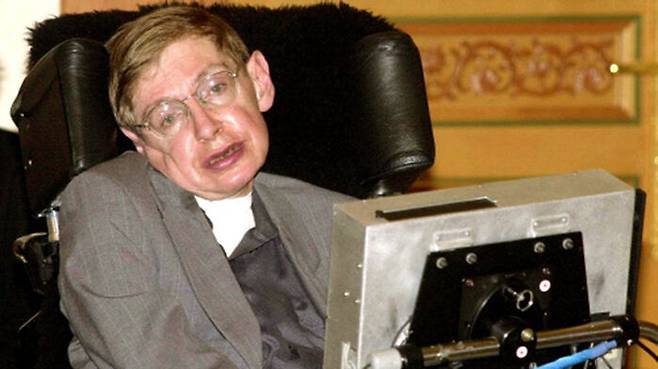 아인슈타인에 비견되는 천재 물리학자 스티븐 호킹. 55년간 루게릭병을 앓다 세상을 떠났다. 사진은 지난 2000년 故 스티븐 호킹 박사가 청와대를 방문한 모습. (사진=청와대사진기자단)