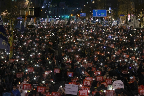 19일 오후 서울 중구 숭례문 인근에서 촛불전환행동 주최로 윤석열 정부의 퇴진을 요구하는 촛불집회가 열리고 있다. 2022.11.19 연합뉴스