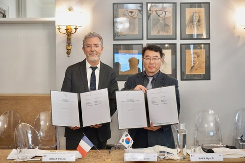 지난 17~18일 파리에서 열린 한·불 원자력 공동조정위에서 한국과 프랑스의 수석대표가 합의록 서명본을 들고 사진을 촬영하고 있다