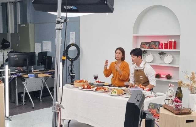 CJ온스타일의 모바일 셀러 신윤정(왼쪽)씨와 유튜브 크리에이터 상해기가 지난 17일 서울 서초구 CJ온스타일 스튜디오에서 방송을 하고 있다./백주원기자