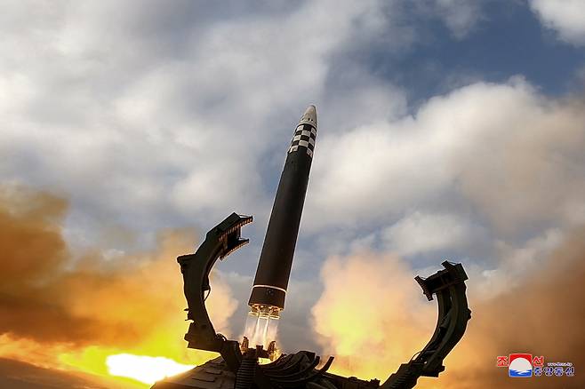 북한이 지난 18일 김정은 국무위원장의 지도 아래 신형의 대륙간탄도미사일 화성-17형을 시험 발사했다. ⓒ연합뉴스