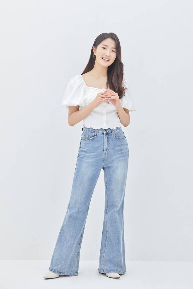 영화 '동감'(감독 서은영)의 배우 김혜윤이 14일 진행된 인터뷰를 위해 포즈를 취하고 있다. 1999년의 '용'과 2022년의 '무늬'가 우연히 오래된 무전기를 통해 소통하면서 벌어지는 이야기를 그린 청춘 로맨스 '동감'은 오는 16일 개봉한다. /사진제공=고고스튜디오 2022.11.14 /사진=이동훈 기자 photoguy@