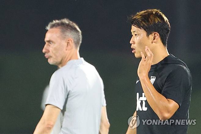 황희찬과 벤투 감독 (도하=연합뉴스) 김도훈 기자 = 2022 카타르 월드컵 대한민국 축구대표팀 파울루 벤투 감독이 17일(현지시간) 카타르 도하 알에글라 훈련장에서 훈련하는 황희찬 옆을 지나고 있다. 2022.11.18 superdoo82@yna.co.kr