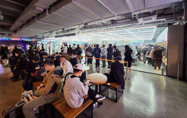 - 오픈한 지 10일이 넘었는데도 방문객이 많다