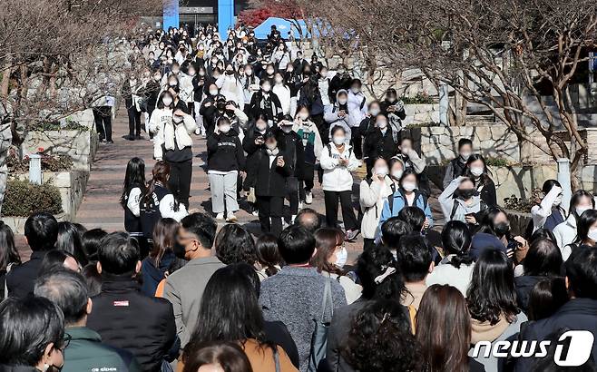 20일 오전 서울 용산구 숙명여자대학교에서 2023학년도 수시모집 논술시험을 마친 수험생들이 학교 밖으로 퇴실하고 있다. 2022.11.20/뉴스1 ⓒ News1 장수영 기자