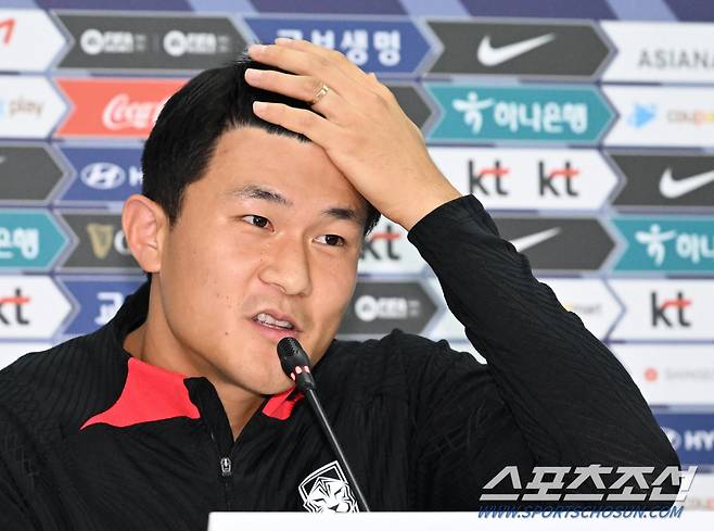 15일 축구국가대표팀 선수들이 카타르 도하 알 에그라 트레이닝센터에서 훈련을 했다. 훈련을 앞두고 대표팀 김민재가 인터뷰를 하고 있다. 도하(카타르)=송정헌 기자songs@sportschosun.com/2022.11.15/