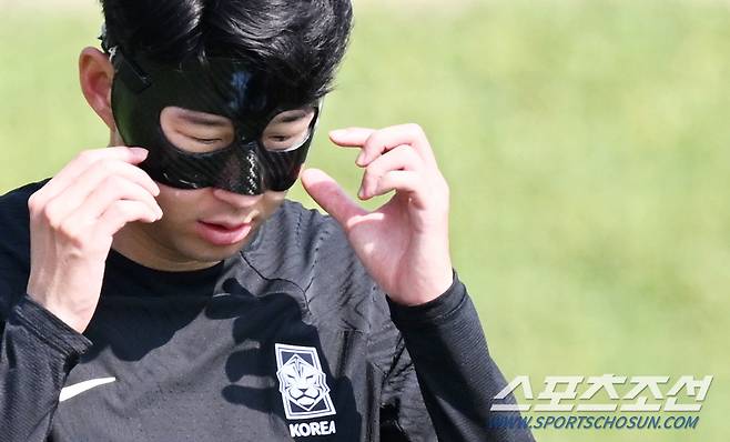 19일 축구국가대표팀 선수들이 카타르 도하 알 에글라 트레이닝센터에서 훈련을 했다. 무더운 날씨에 땀을 닦고 있는 손흥민. 도하(카타르)=송정헌 기자songs@sportschosun.com/2022.11.19/