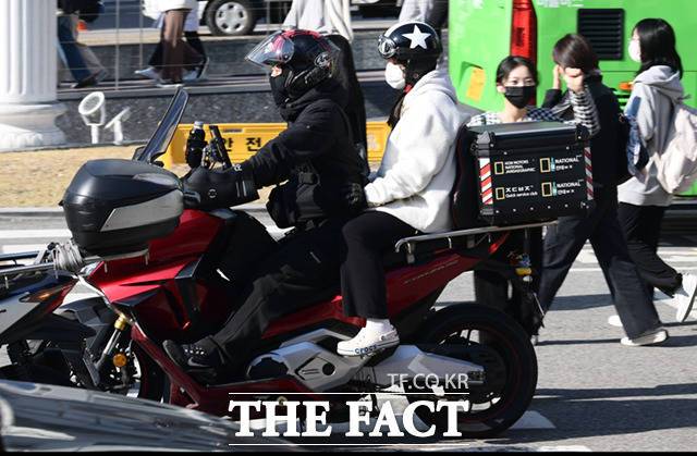 주요 대학들의 논술시험 일정에 수험생들은 '바쁘다, 바빠!... 그래도 안전한 운전하세요!'