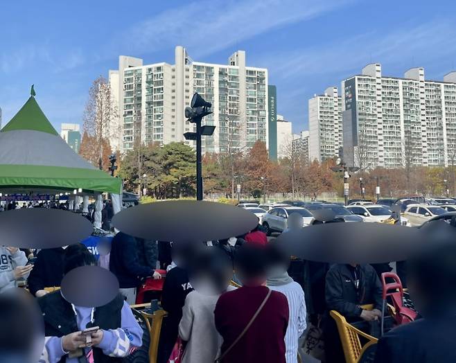 20일 오전 인천시 연수구의 이마트에 '쓱세일'로 많은 고객들이 물렸다며 한 네티즌이 당시 사진을 게시했다./블로그